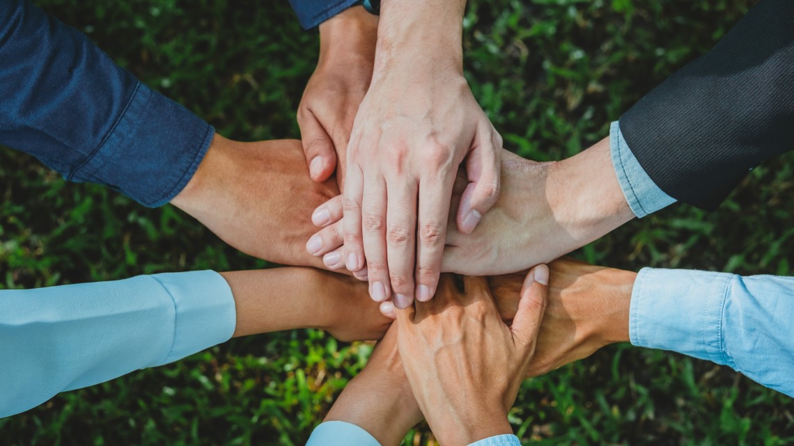 Hände übereinander